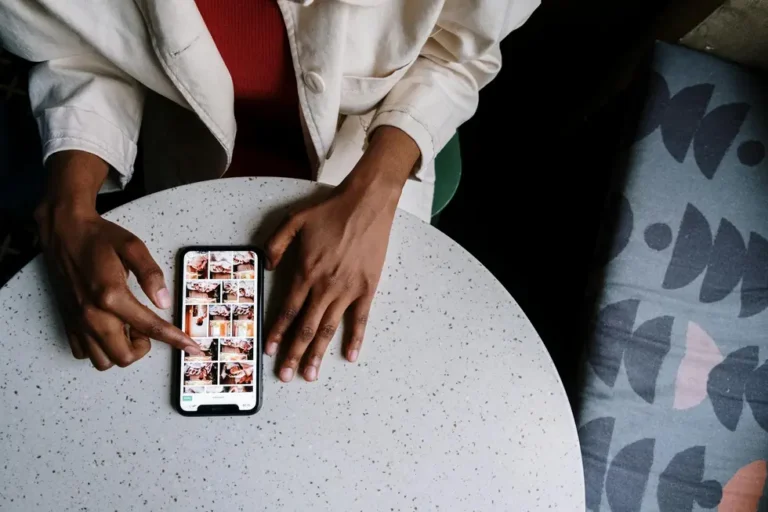 Mulher analisando galeria do Instagram para excluir fotos antigas