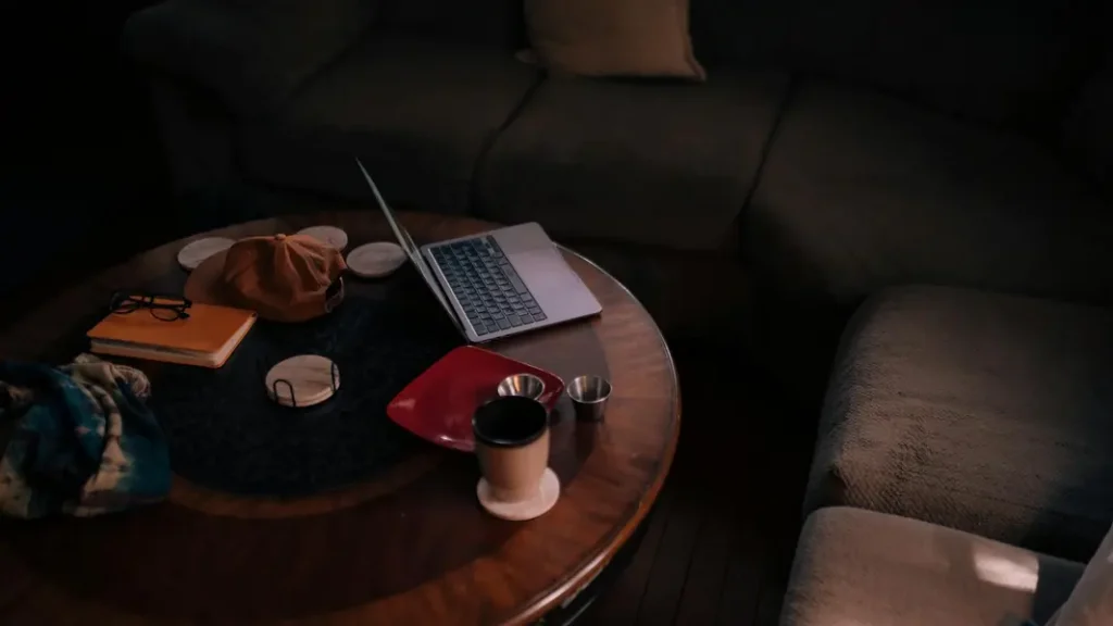iPhone 17 ao lado de café em mesa brasileira