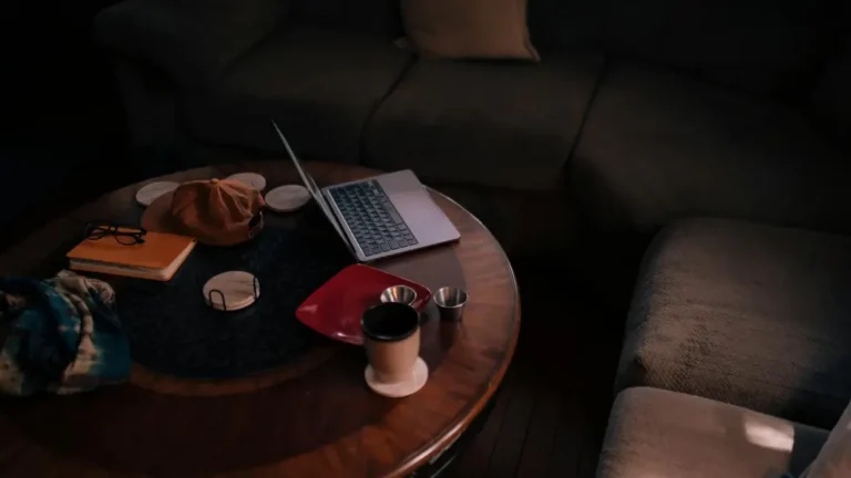 iPhone 17 ao lado de café em mesa brasileira