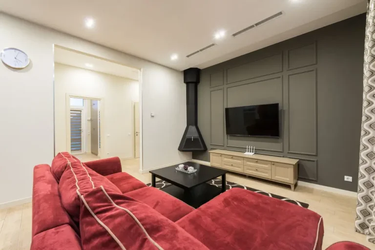 Sala de estar no Brasil com Plex aberto em smart TV