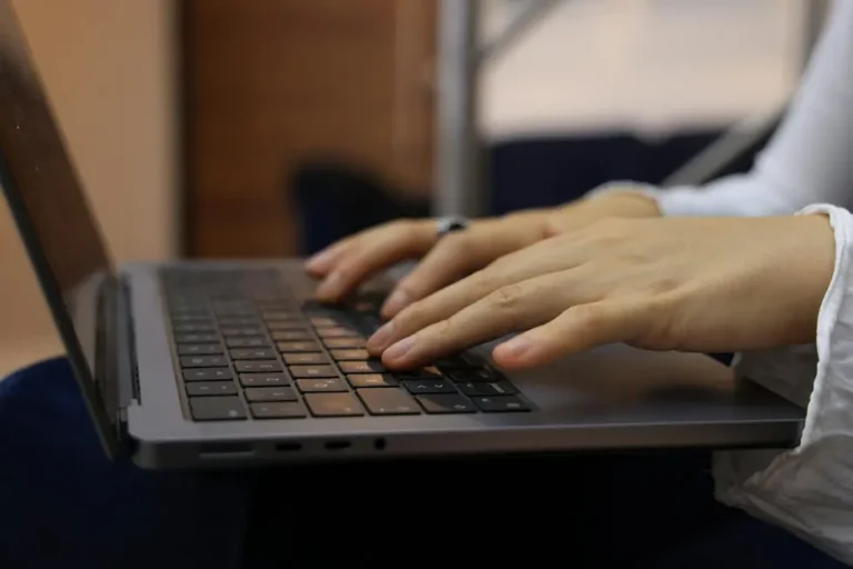 Pessoa digitando em notebook Firefly em ambiente de trabalho no Brasil