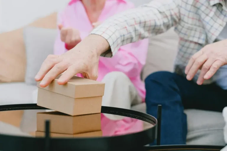 Família alegre abrindo embalagem de smartphone em casa