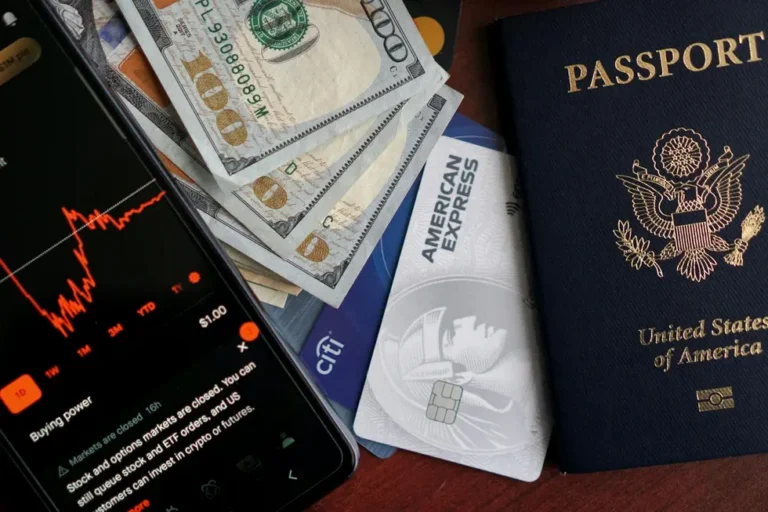 Galaxy S25 Plus sobre mesa, ao lado de dinheiro e cartão de crédito