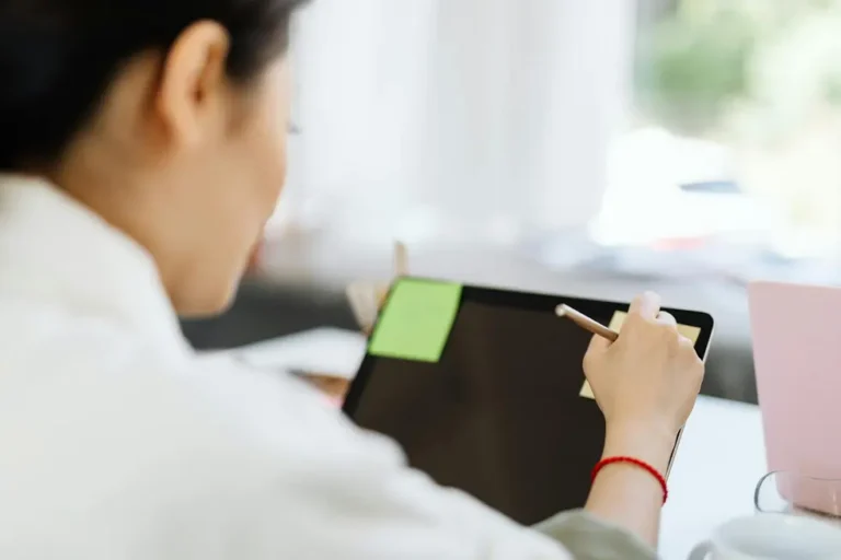 Galaxy Tab S11 Ultra com S Pen sobre mesa de madeira, apps abertos para trabalho e lazer