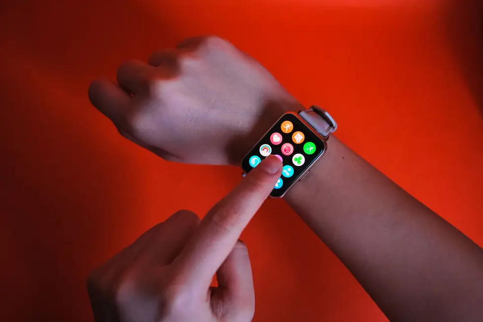Galaxy Watch 8 em destaque no pulso, mostrando funções de saúde