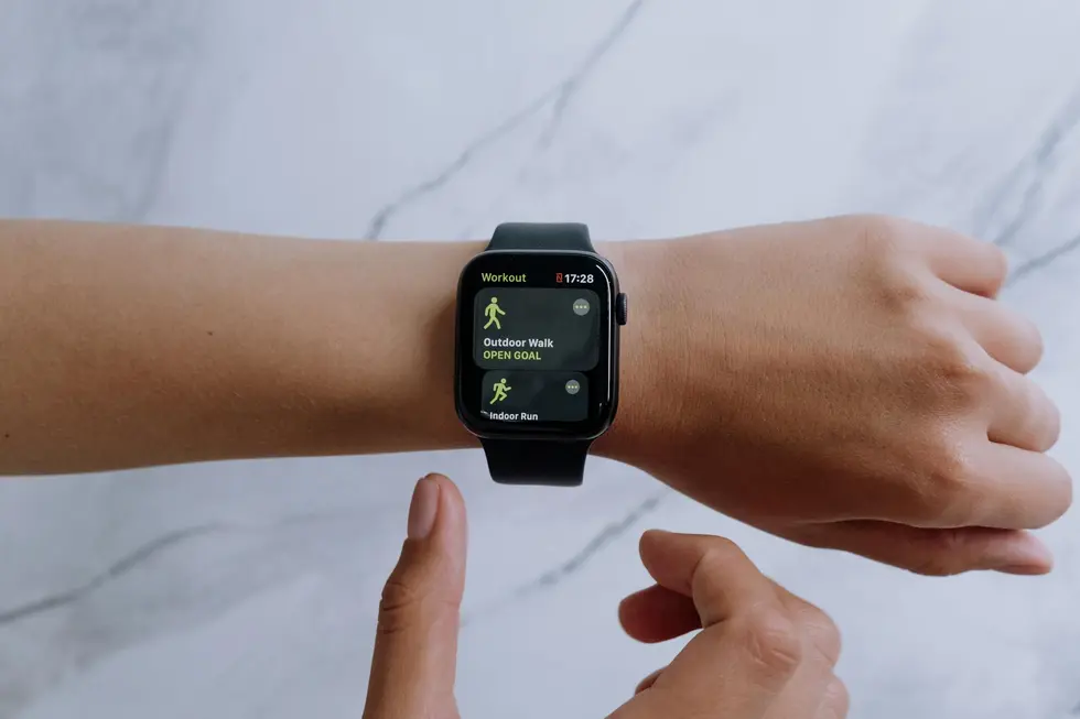 Relógio Garmin Venu 3 exibindo interface health tech em uma mesa