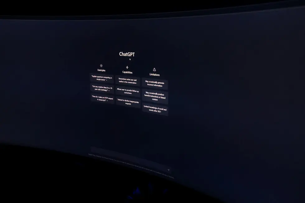 Usuário brasileiro interage por voz com IA Google em casa moderna