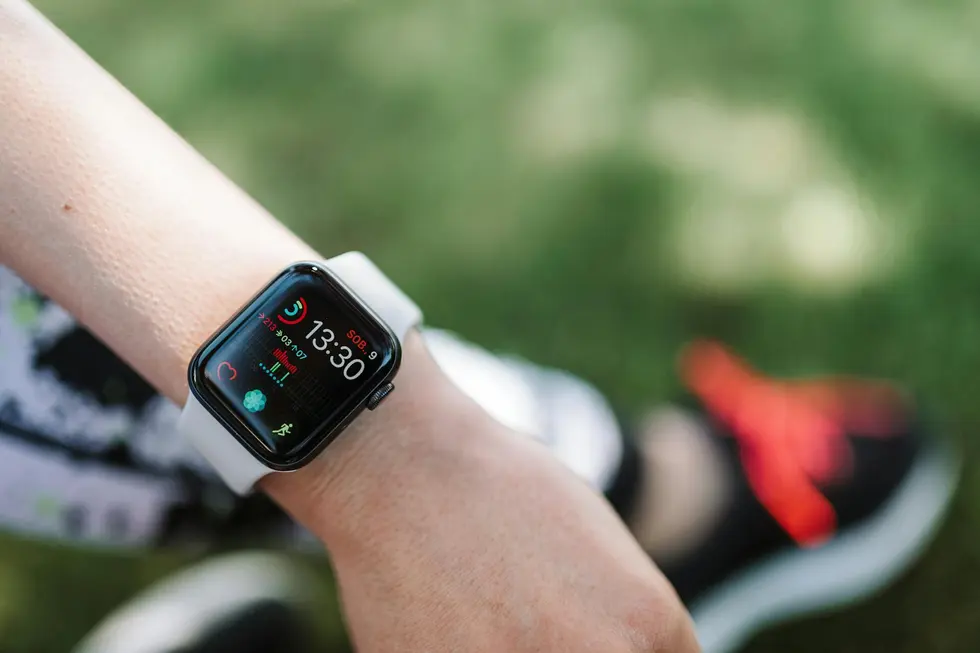 Relógio Huawei GT 6 Pro mostrando notificações em ambiente de trabalho