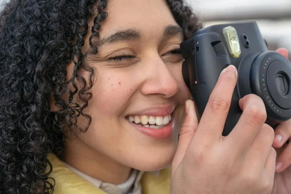 Mulher brasileira tirando foto instantânea para Instagram