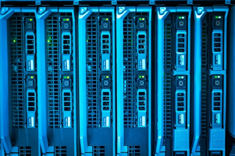 Linux como sistema operacional central em servidores de empresa