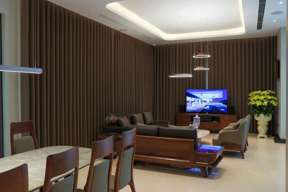 Ambiente moderno com TV Mini LED em destaque reproduzindo conteúdo vibrante