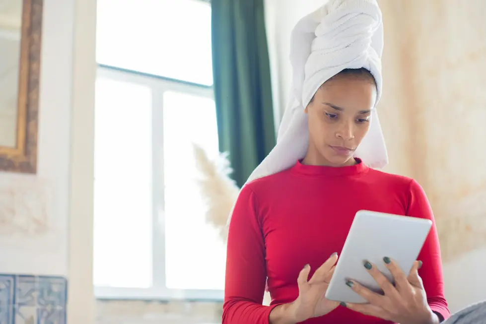 Mulher consulta tablet sobre economias com inteligência artificial