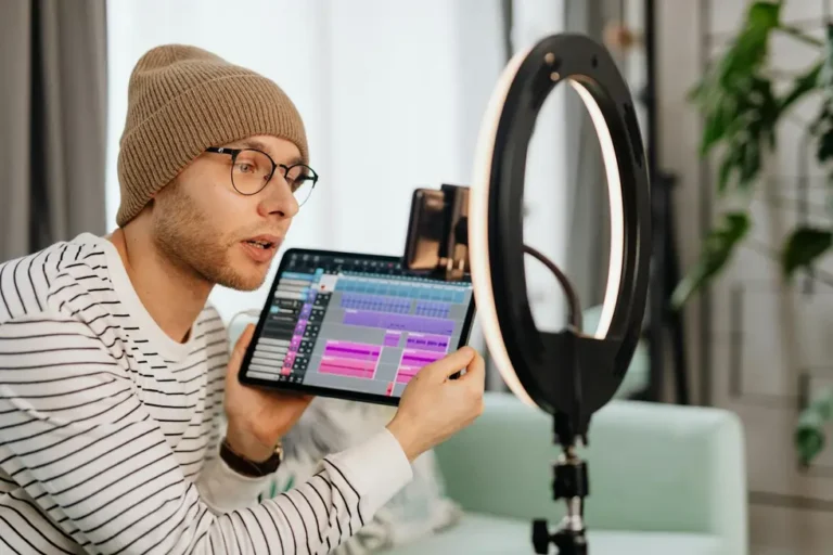 Pessoa editando vídeo colorido em tablet com IA por voz em ambiente brasileiro