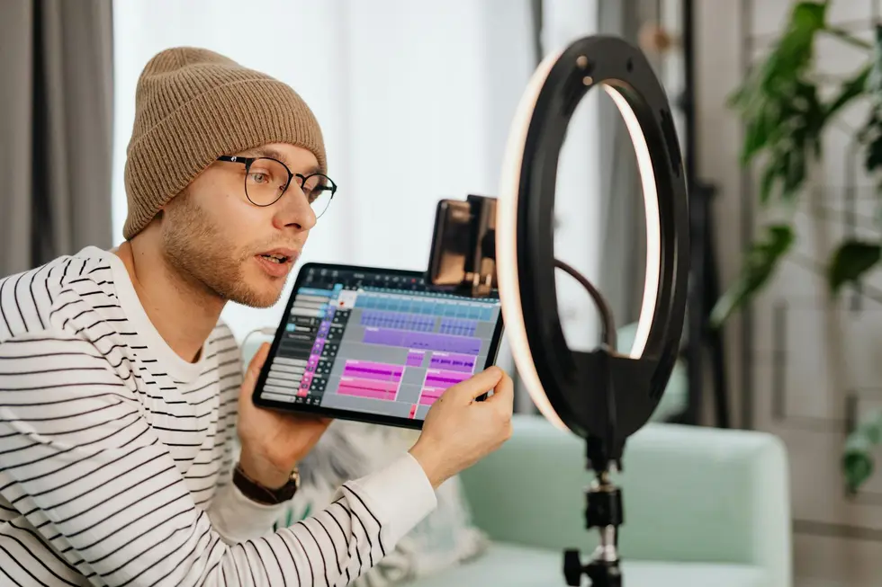 Pessoa editando vídeo colorido em tablet com IA por voz em ambiente brasileiro