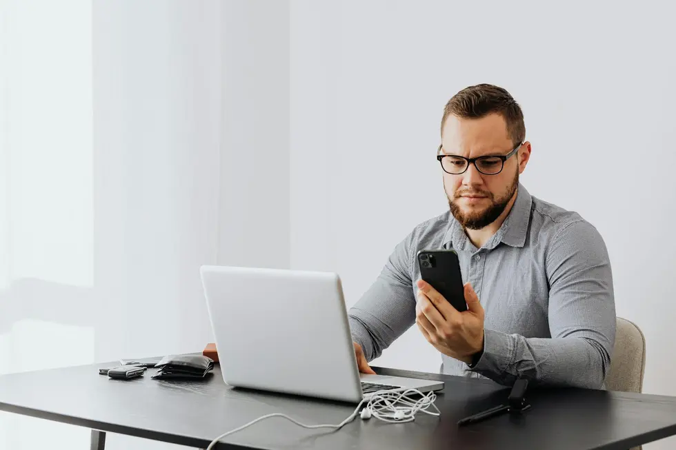 Por Que Silenciar é Essencial para Sua Saúde Mental Digital