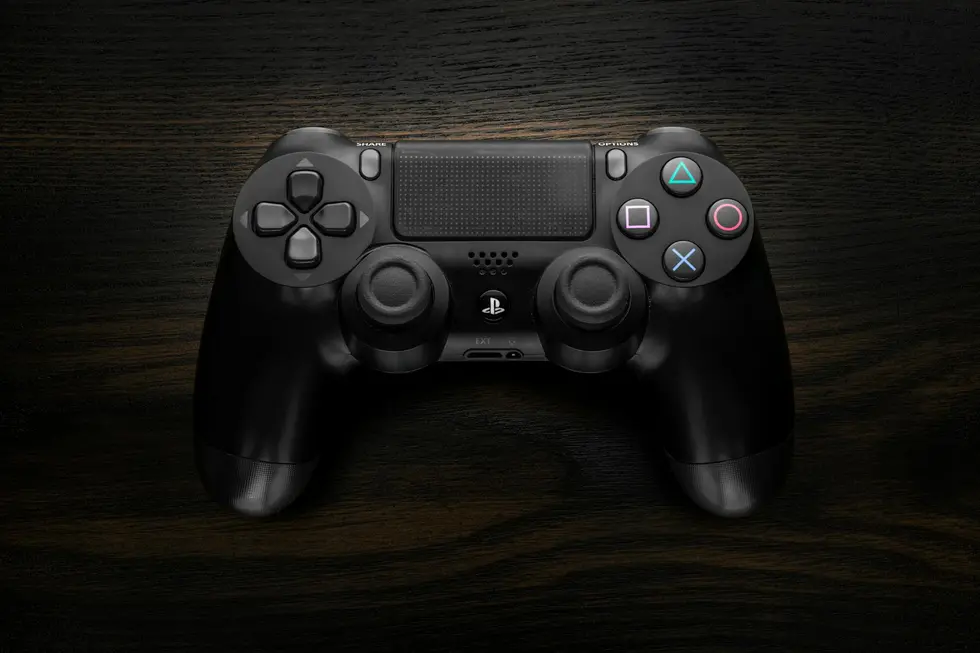 Controle de PlayStation e cartões PlayStation Plus com fundo do Brasil