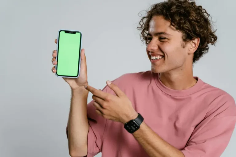 Jovem brasileiro sorrindo ao usar o X com sucesso