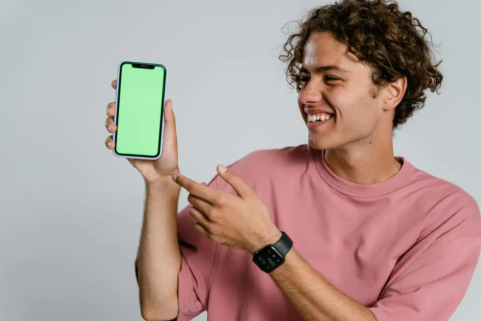 Jovem brasileiro sorrindo ao usar o X com sucesso