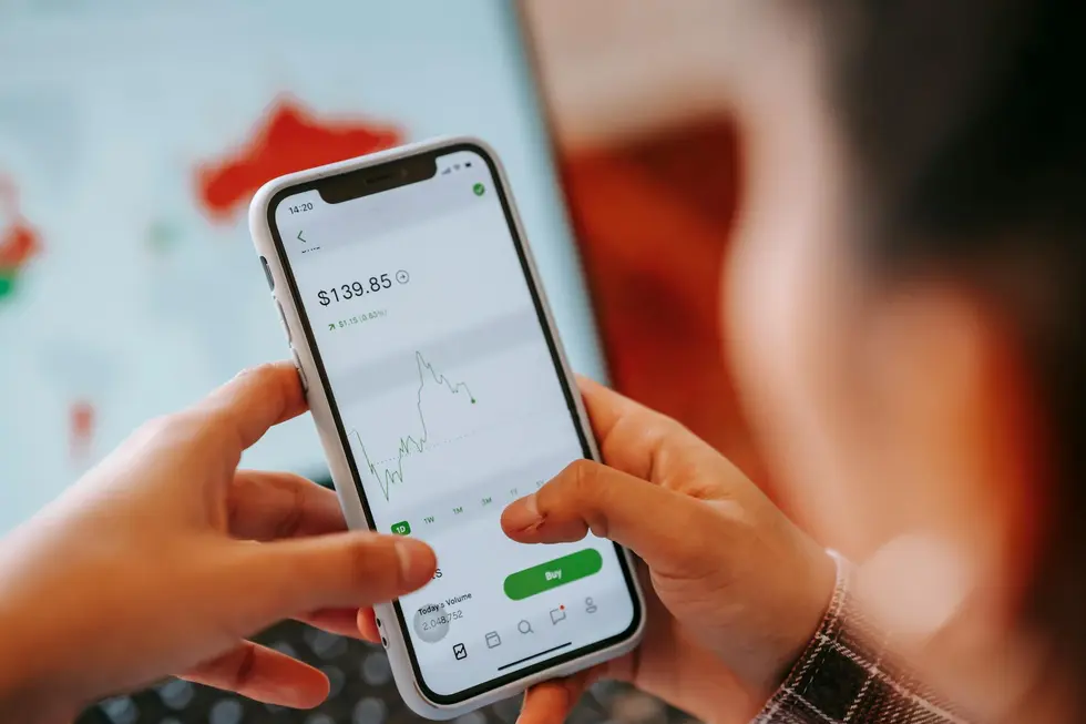 Cotação da Apple em aplicativos ao lado de dinheiro brasileiro