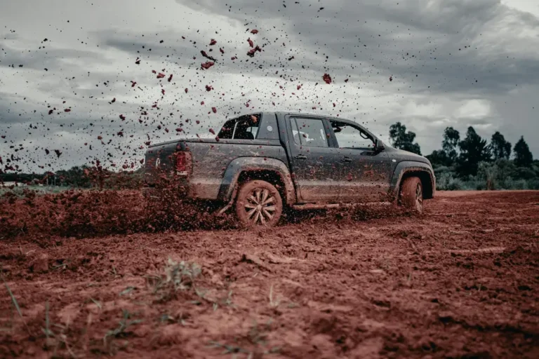 Amarok atravessando paisagem verde em golden hour