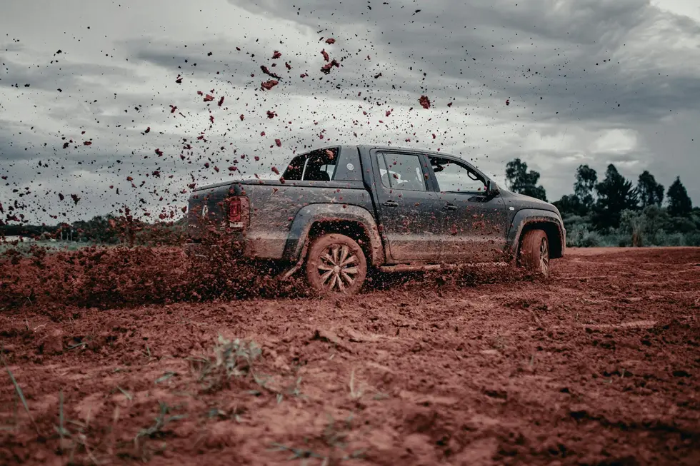 Amarok atravessando paisagem verde em golden hour