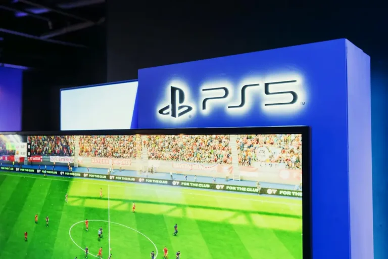 Ambiente de sala gamer com PlayStation e capas de jogos antigos decorando
