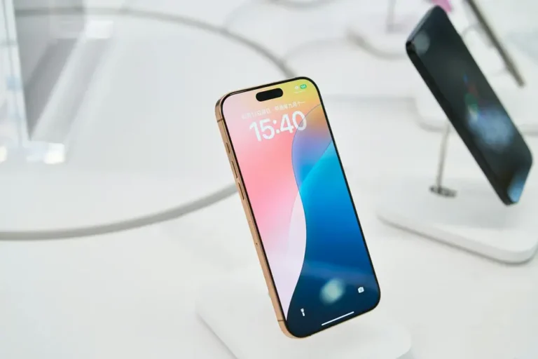 Ambiente movimentado da feira exibindo lançamentos do Android Show 2026