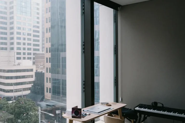Sala de apartamento do Airbnb com vista urbana e gadgets de viagem
