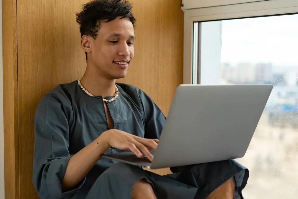 Homem brasileiro tranquilo usando notebook seguro em casa