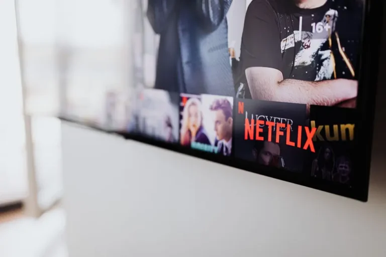 Sala aconchegante com TV mostrando lançamentos HBO Max