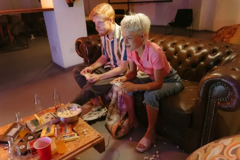 Dois amigos brasileiros comemorando vitória em jogo cooperativo no PC