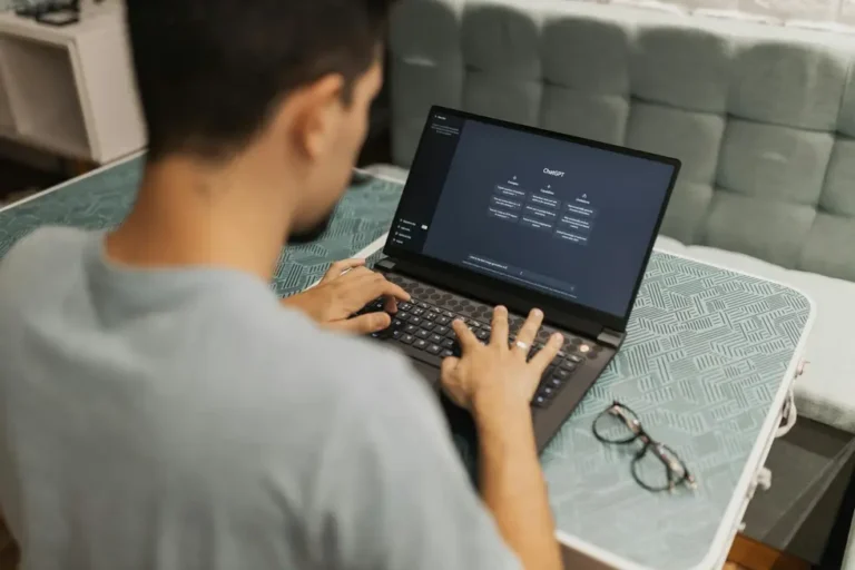 Pessoa usando Codex em diferentes dispositivos no escritório em casa