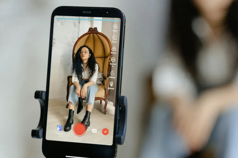 Jovem gravando vídeo digital com IA Gemini em ambiente doméstico bem iluminado