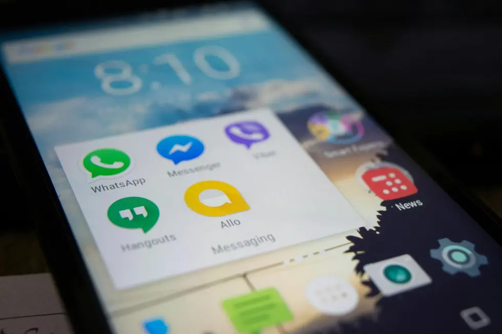 Pessoa mostrando celular com app Android de design novo e vibrante