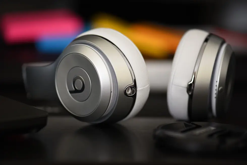 Headphone moderno em mesa com tela alertando sobre produto digital descontinuado