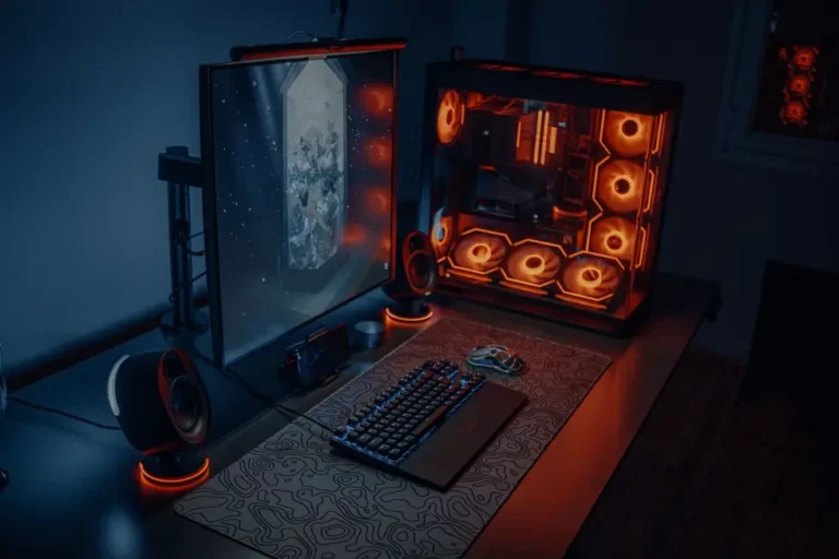 Monitor gamer em mesa moderna com iluminação colorida