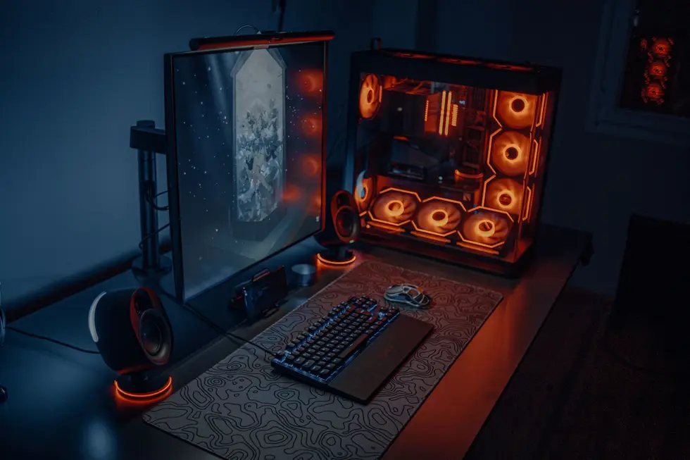 Monitor gamer em mesa moderna com iluminação colorida