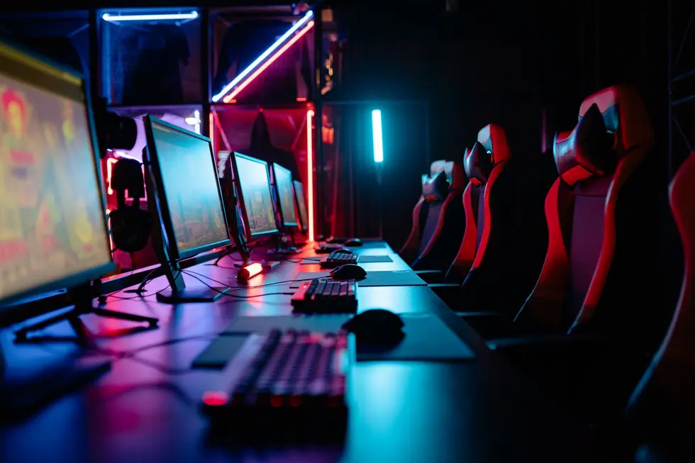 Estação gamer com monitor, teclado RGB e headset iluminado