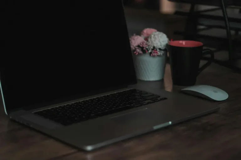 Mouse moderno ao lado de notebook e apoio ergonômico na mesa de home office