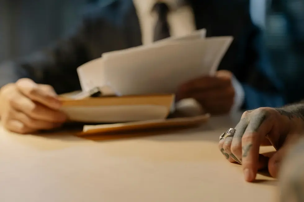 Profissional do direito conferindo documentos gerados por IA