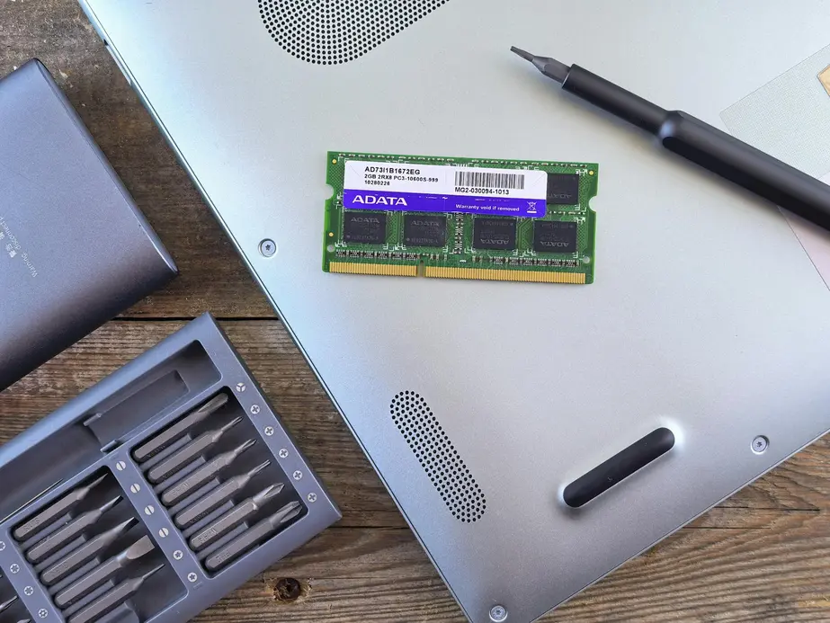 Mesa com notebook, RAM e Windows 11