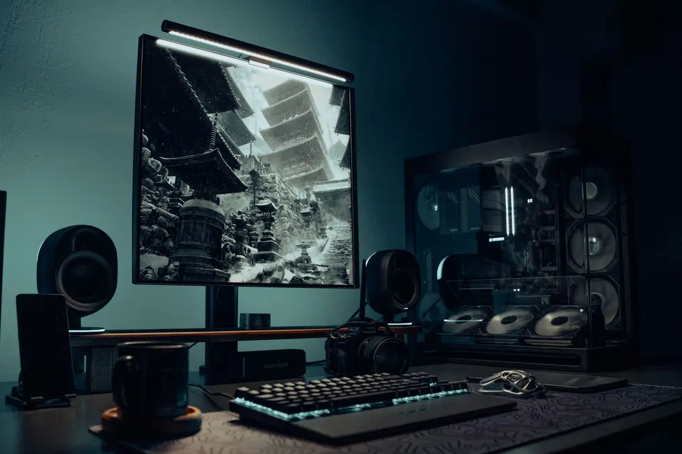 Pessoa olhando para o desktop do Windows 11 personalizado e colorido