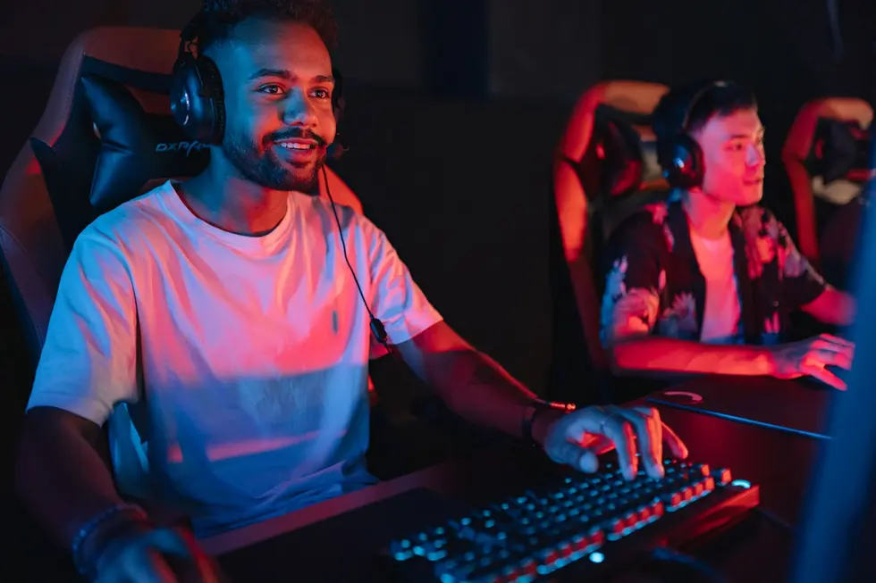 Pessoa feliz em frente à loja Steam com filtros de tags destacados na tela
