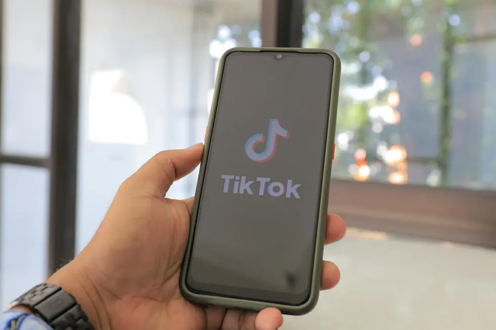 Empreendedor com pedido de TikTok Shop sorrindo pronto para envio