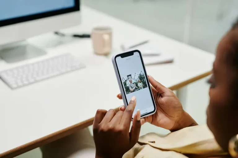 WhatsApp aberto no iPhone exibe as novidades do app em 2026