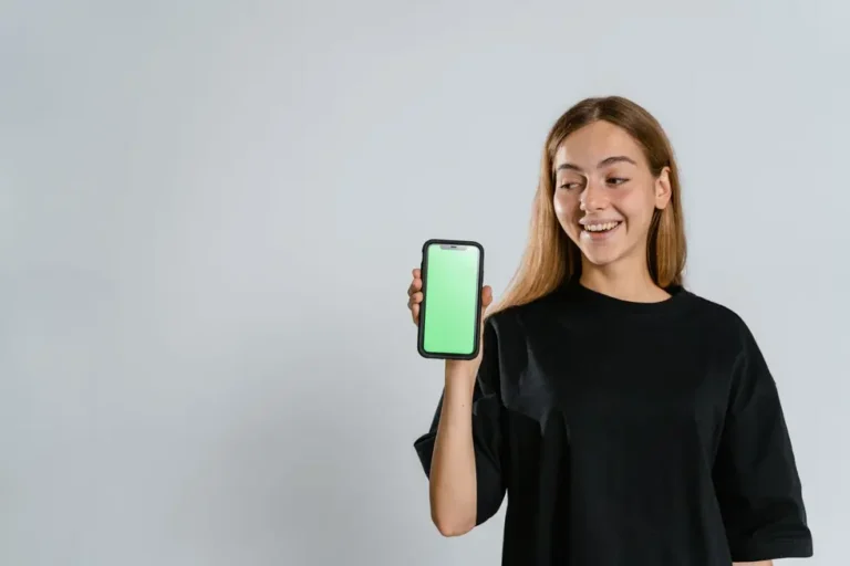 Homem e mulher exibindo documentos digitais em seus celulares
