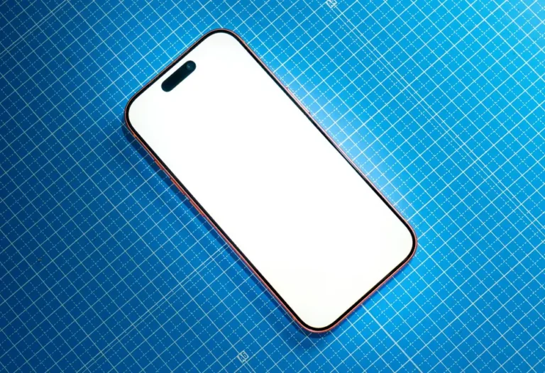 Smartphone Motorola Edge com fones e acessórios em ambiente tech brasileiro