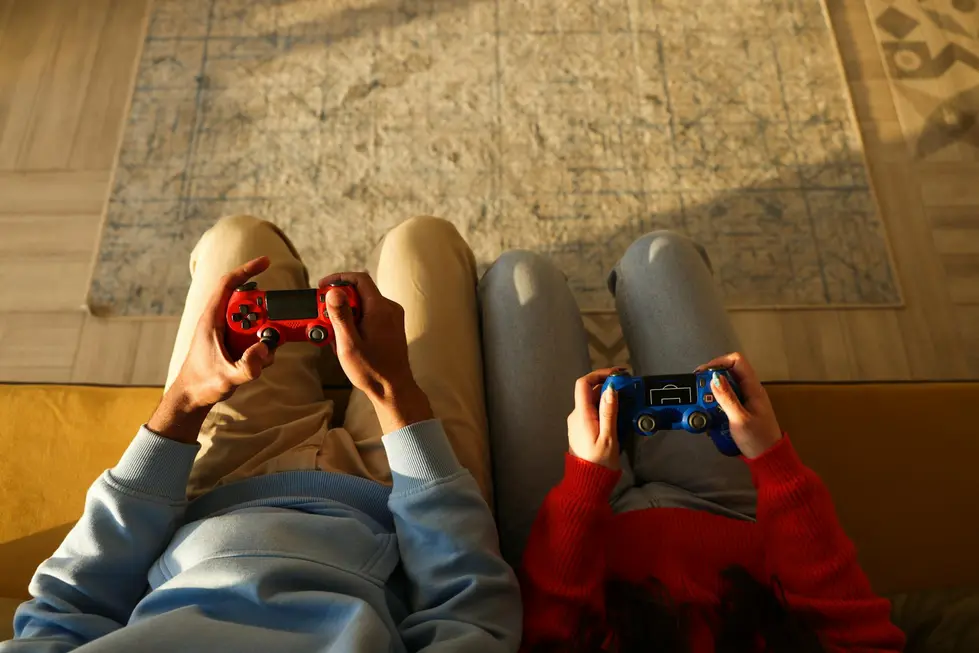 Jogadores brasileiros se divertindo com jogos clássicos da Embracer