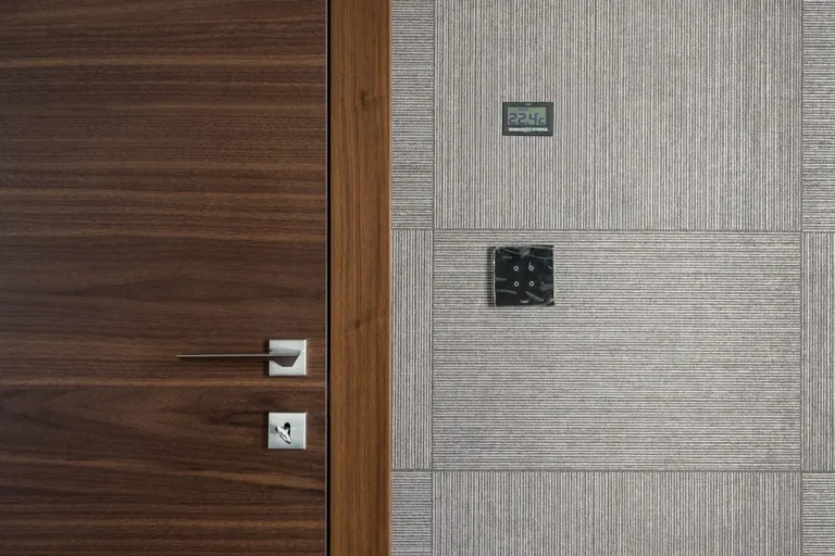 Entrada residencial moderna com fechadura digital em destaque