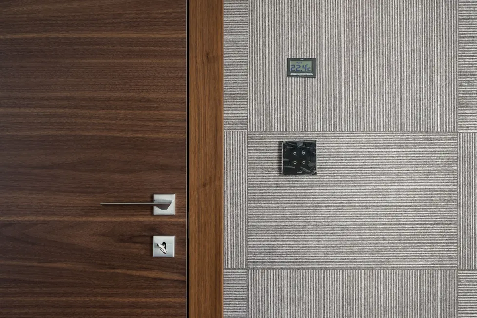 Entrada residencial moderna com fechadura digital em destaque